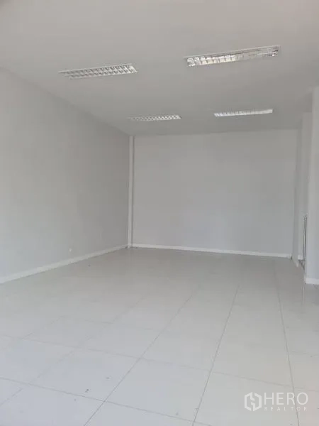 โรงงาน ให้เช่าหรือขายในLam Luk Ka, Pathum Thani - ห้องสีขาวสะอาด พื้นกระเบื้อง พร้อมโคมไฟฟลูออเรสเซนต์