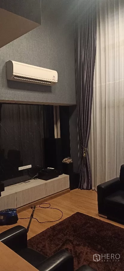 บ้าน ให้เช่าหรือขายในKhan Na Yao, Bangkok - มุมสื่อบันเทิง ติดแอร์แบบติดผนัง ชั้นวางทีวี และผ้าม่านทึบสีเข้ม