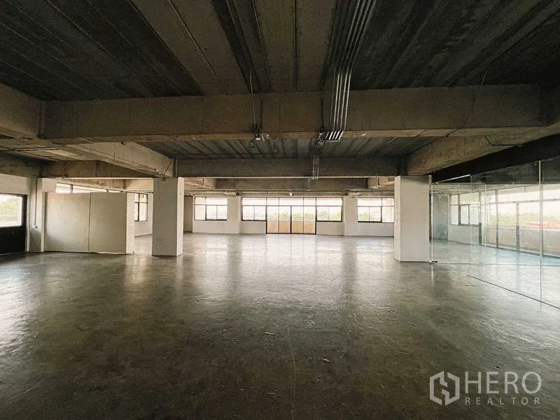 零售空间 出租在Yan Nawa, Bangkok - 大型大厅，结构梁、玻璃墙与全景窗。