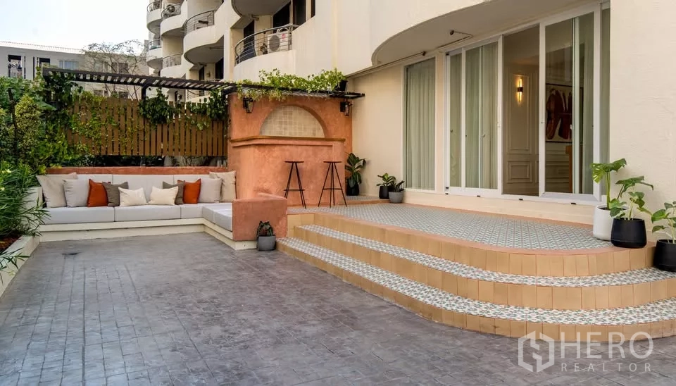 คอนโด ขายในWatthana, Bangkok - พื้นที่เอาท์ดอร์สำหรับสังสรรค์ โซฟาบิลต์อิน เคาน์เตอร์บาร์ ประตูกระจกบานเลื่อน