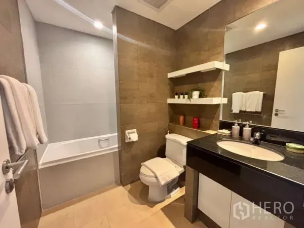 อพาร์ทเมนท์ ให้เช่าในWatthana, Bangkok - ห้องน้ำทันสมัย มีอ่างอาบน้ำ ชั้นวาง และกระจกบานใหญ่