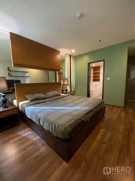 คอนโด ให้เช่าในPathum Wan, Bangkok - มุมมองห้องนอนใหญ่เห็นทางเข้าห้องน้ำในตัวและผนังตกแต่ง