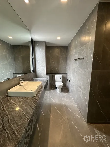 โฮมออฟฟิศ for rent or sale in Suan Luang, Bangkok - ห้องน้ำสมัยใหม่ เคาน์เตอร์หินยาว อ่างล้างหน้า และกระเบื้องสีเทา