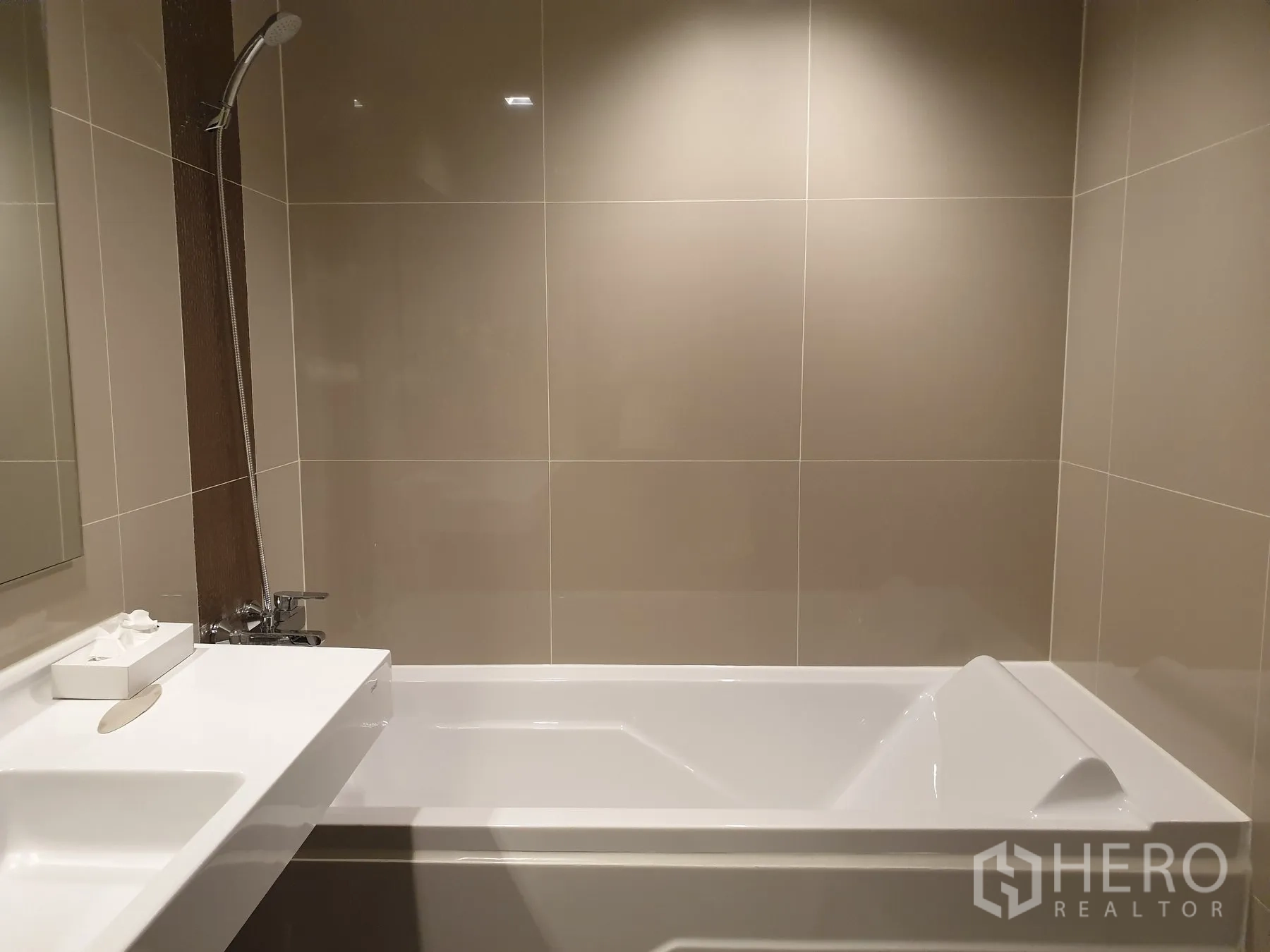 คอนโด for rent in Phra Khanong, Bangkok - ห้องน้ำสมัยใหม่มีอ่างอาบน้ำ ฝักบัว และผนังปูกระเบื้อง