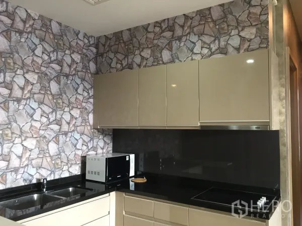 คอนโด ให้เช่าในWatthana, Bangkok - ครัวรูปตัวแอล ตู้เงามันวาว เคาน์เตอร์หินสีดำ อ่างล้างจานคู่ เตาไฟฟ้า ผนังลายหิน