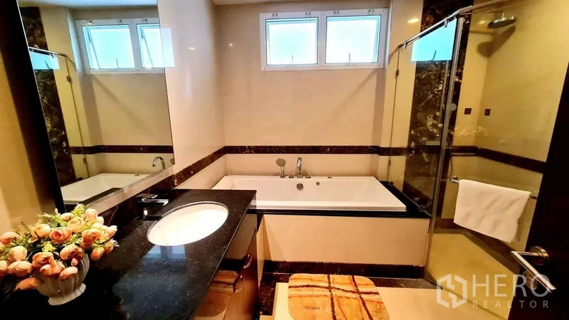 อพาร์ทเมนท์ ให้เช่าในKhlong Toei, Bangkok - ห้องน้ำสไตล์โมเดิร์นพร้อมอ่างอาบน้ำ ฝักบัวกระจก และเคาน์เตอร์หินแกรนิต