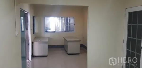 货栈 出租在Bang Phli, Samut Prakan - 内部办公室区域，配两张办公桌，设窗户与通往仓库的门。