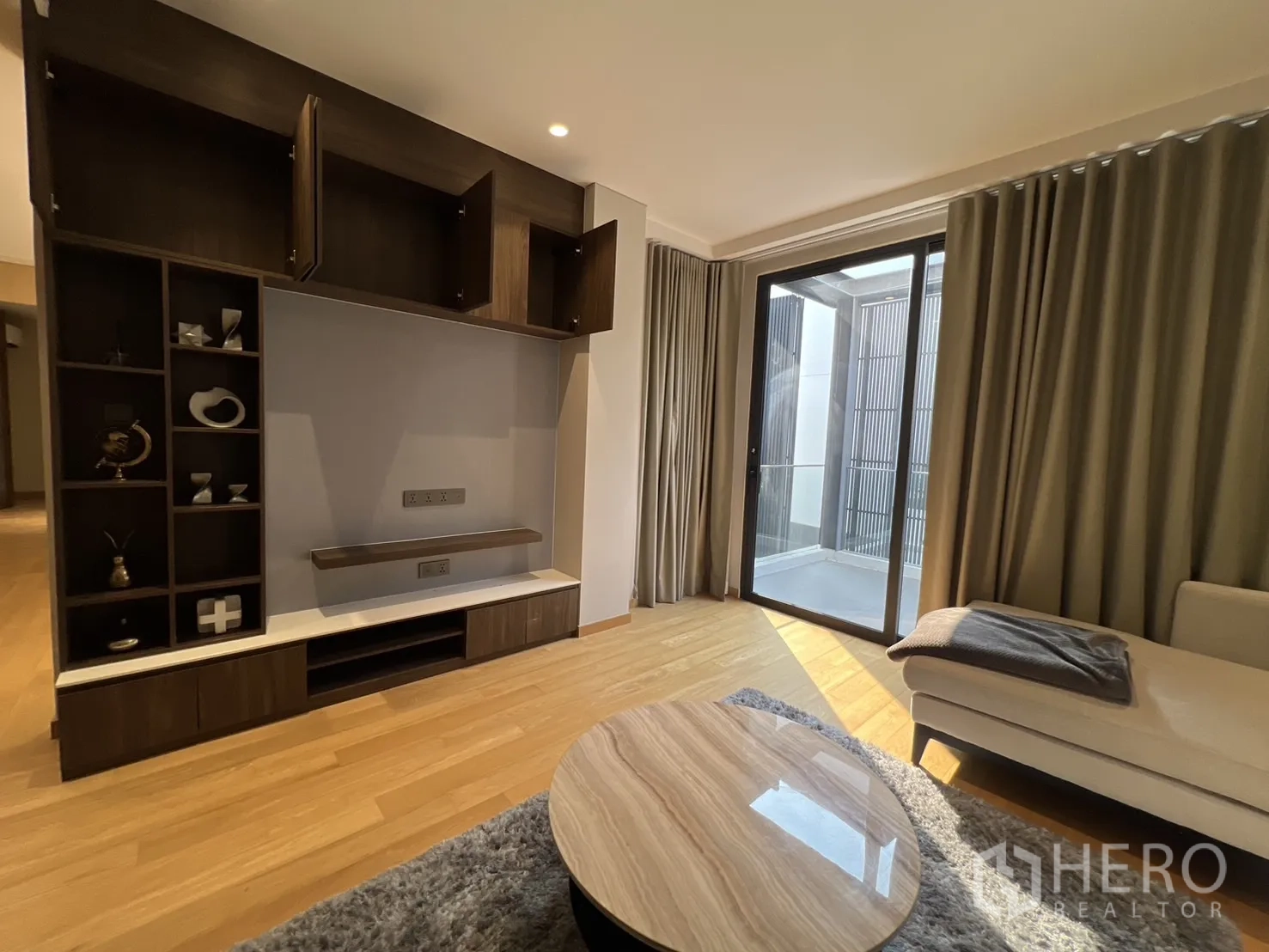 独立式住宅 出租在Suan Luang, Bangkok - 楼上起居室，带媒体柜与移门阳台