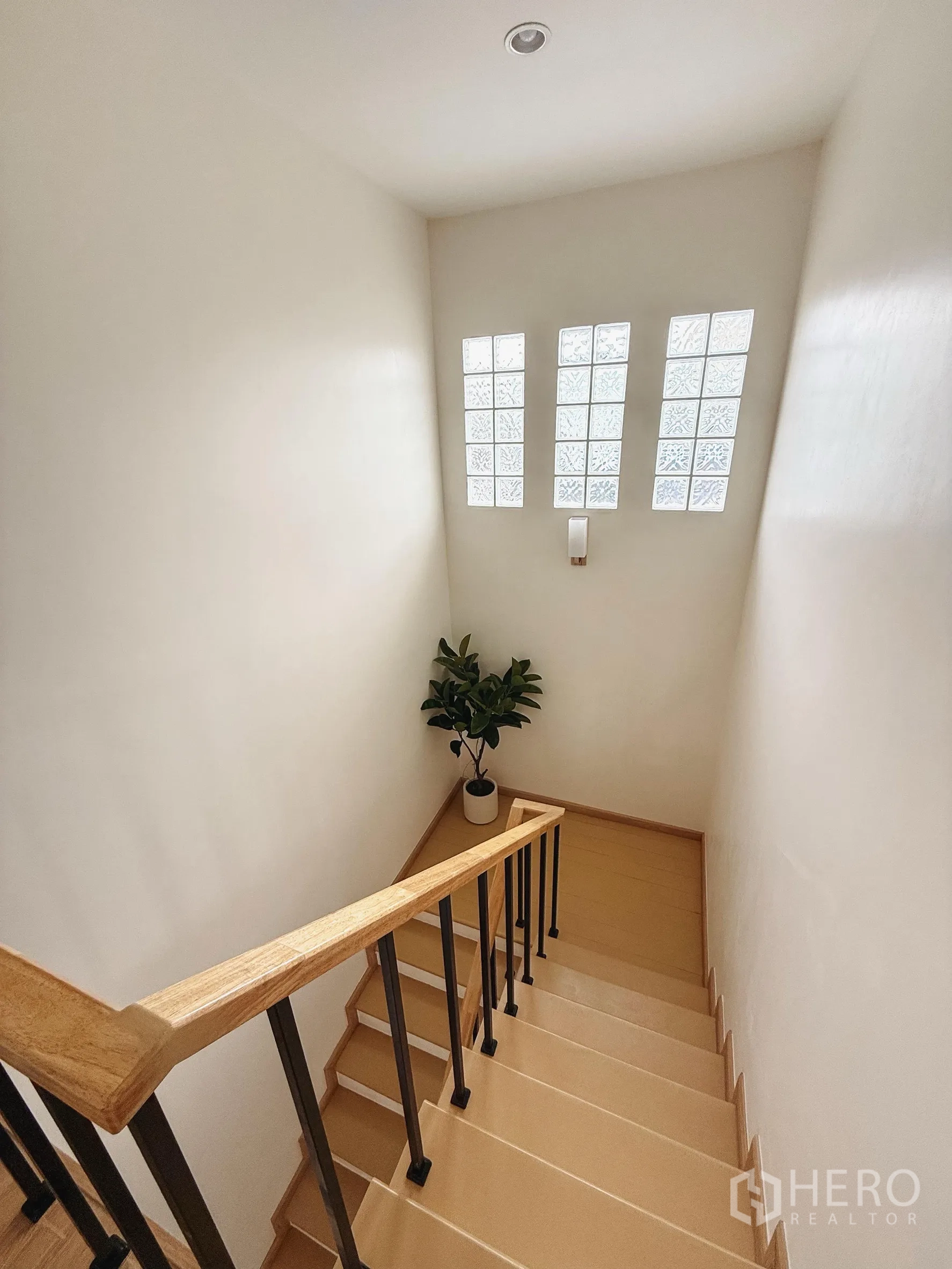 独立式住宅 出售在Suan Luang, Bangkok - 楼梯间玻璃砖窗引入自然采光。