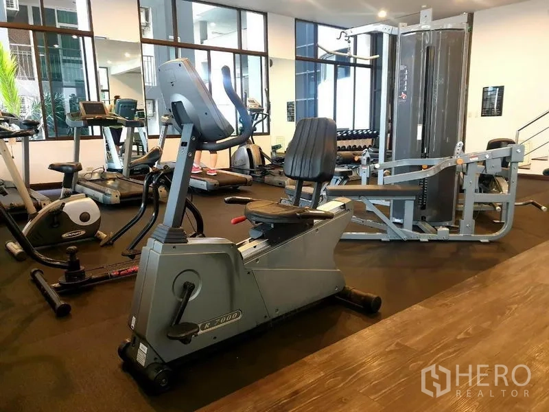 คอนโด ให้เช่าในWatthana, Bangkok - ฟิตเนสพร้อมอุปกรณ์คาร์ดิโอ เครื่องเวท และกระจกบานใหญ่