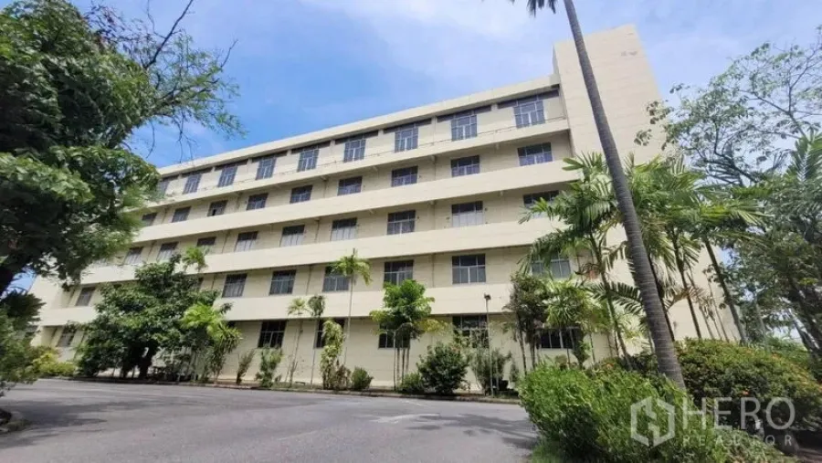 工厂 出租在Mueang Samut Prakan, Samut Prakan - 北榄府五层工业办公楼，前方绿化与整排窗户