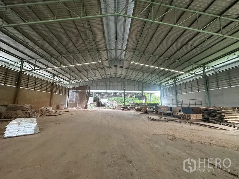 工厂 出售在Bang Bua Thong, Nonthaburi - 厂房纵深空间，宽跨屋顶、储物区与开放式装卸端。