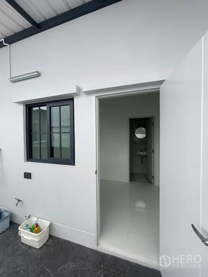 Detached House for rent in Bang Phli, Samut Prakan - Service area with exterior door, utility sink and access to bathroom.
