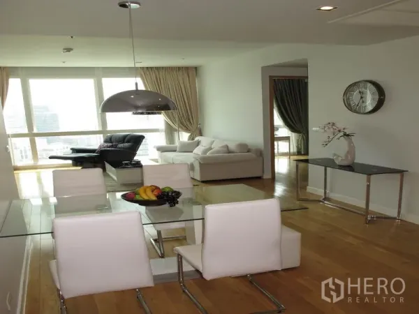 คอนโด ให้เช่าหรือขายในKhlong Toei, Bangkok - พื้นที่รับประทานอาหารและนั่งเล่นแบบโอเพนแปลน โต๊ะกระจก โคมแขวน และพื้นไม้