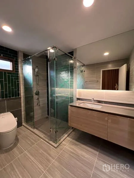 บ้าน ให้เช่าในBang Kapi, Bangkok - ห้องน้ำสมัยใหม่ พร้อมตู้กระจกกั้นอาบน้ำ เคาน์เตอร์ลอย และผนังกระเบื้องสีเขียว