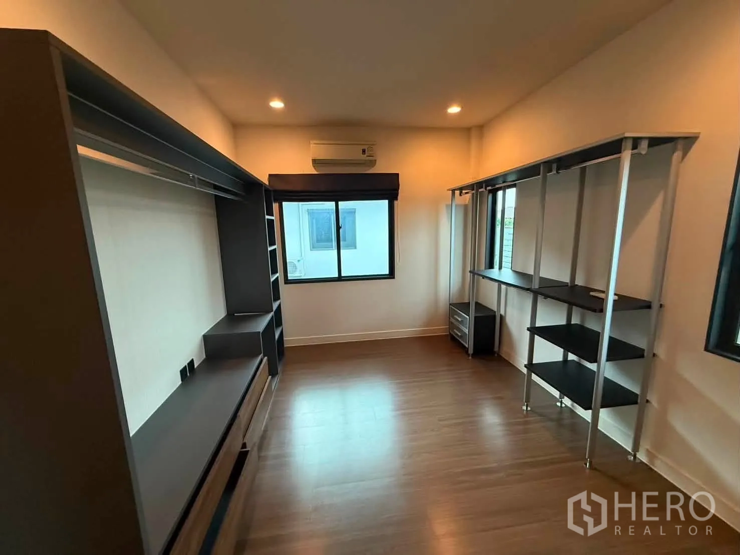 独栋房屋 for rent in Bang Kapi, Bangkok - 狭长更衣室，两侧开放置物架与嵌灯。