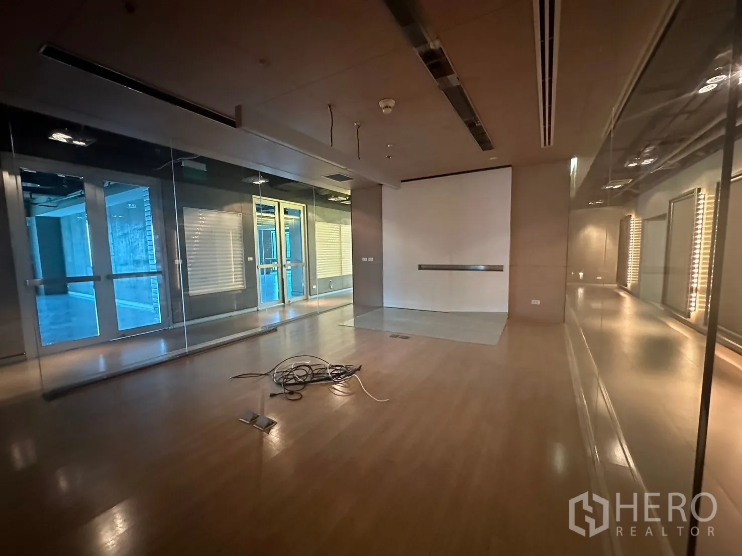 สำนักงาน ให้เช่าในKhlong Toei, Bangkok - ห้องประชุม/โชว์รูมผนังกระจก พื้นไม้