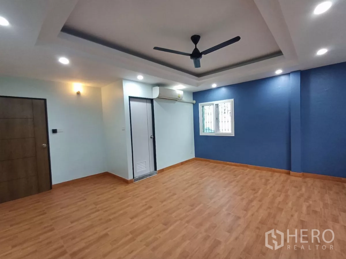 สำนักงานที่บ้าน ให้เช่าในPhra Khanong, Bangkok - ห้องนอนใหญ่ ผนังสีฟ้า พัดลมเพดานและเครื่องปรับอากาศ