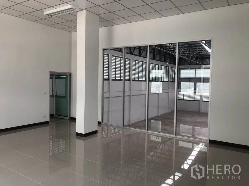 工厂 出租在Phra Nakhon Si Ayutthaya - 明亮办公室，格栅吊顶与大面积玻璃隔断可望仓库。