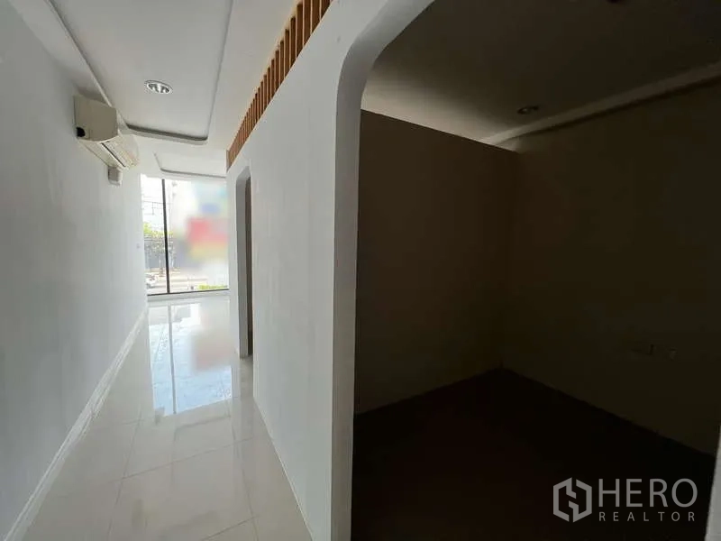 สำนักงานที่บ้าน ให้เช่าในSuan Luang, Bangkok - โถงทางเดินมีซุ้มโค้ง เครื่องปรับอากาศ และแสงธรรมชาติจากหน้าต่างด้านหน้า