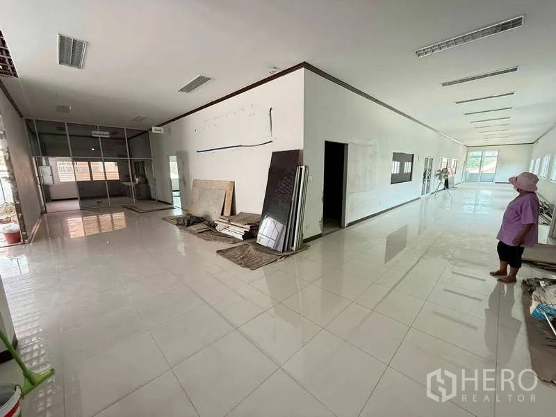 货栈 出租在Mueang Samut Prakan, Samut Prakan - 长条形开放工作区，白色地砖，正在轻微整修。