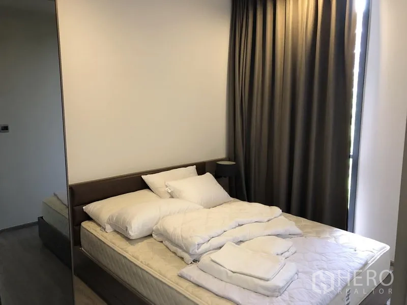 คอนโด ให้เช่าในWatthana, Bangkok - ห้องนอนที่สองพร้อมเตียงและหมอน ผ้าม่านสูง หน้าต่างมุม