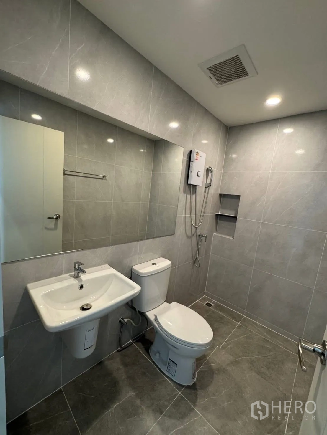 ทาวน์เฮาส์ for rent in Bang Phli, Samut Prakan - ห้องน้ำปูกระเบื้องเทา พร้อมฝักบัว เครื่องทำน้ำอุ่น อ่างล้างหน้าและโถสุขภัณฑ์