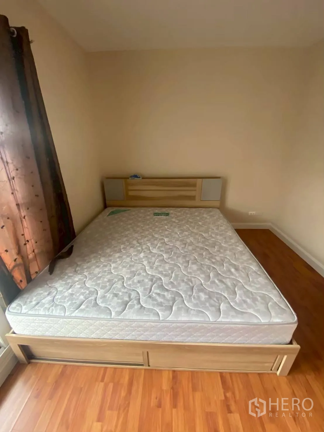 Townhouse for rent in Bang Kapi, Bangkok - Bedroom with wooden bed frame and mattress.