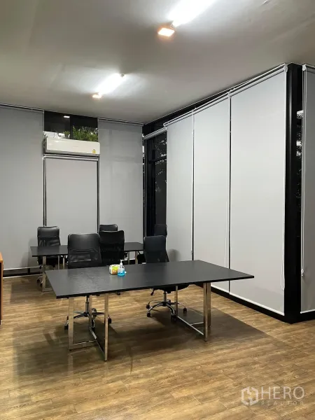 办公空间 出租在Khlong Toei, Bangkok - 开放式办公区，书桌与转椅，木纹地板和遮光百叶。