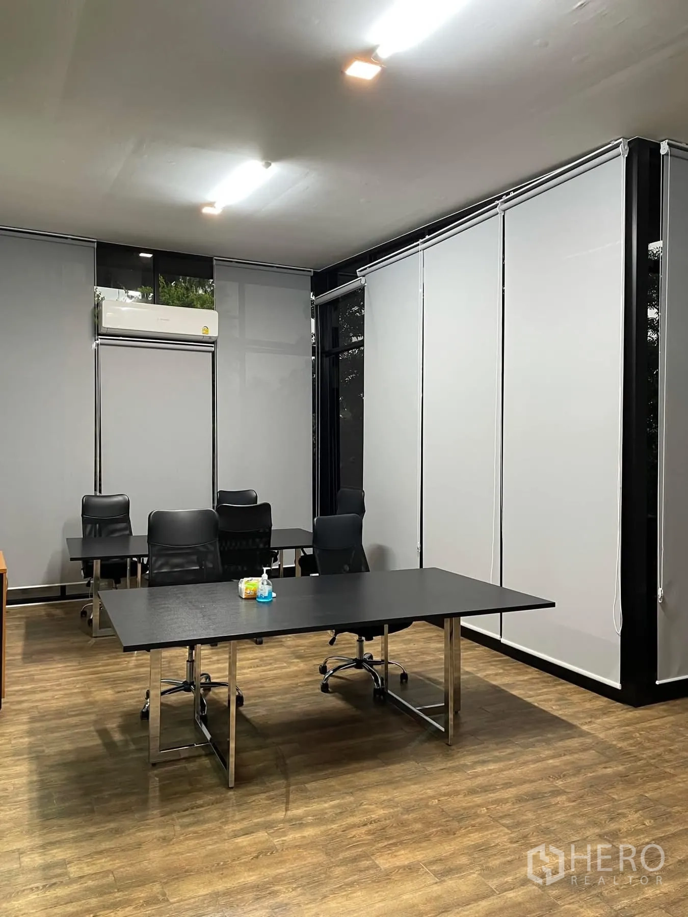 办公空间 出租在Khlong Toei, Bangkok - 开放式办公区，书桌与转椅，木纹地板和遮光百叶。