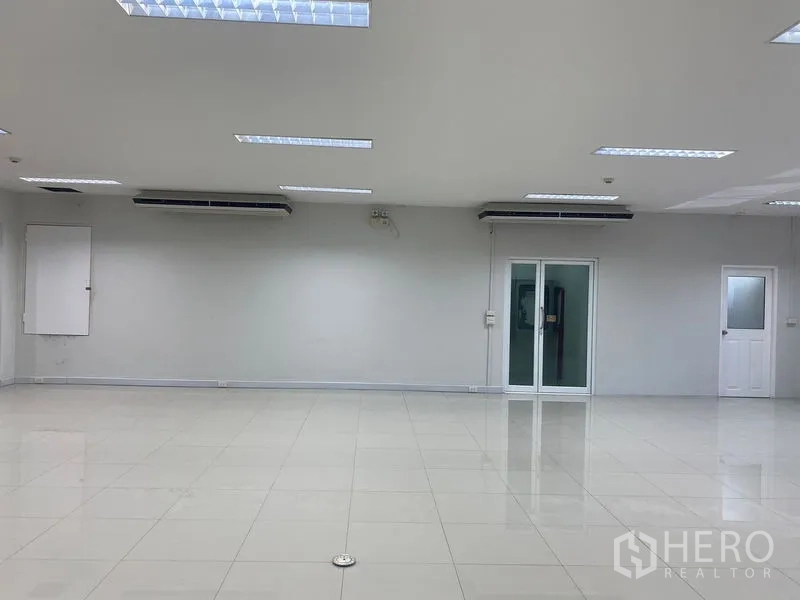 สำนักงาน ให้เช่าในBang Na, Bangkok - พื้นที่ทำงานพร้อมประตูกระจกสองบาน แอร์ติดเพดาน และช่องปลั๊กพื้น