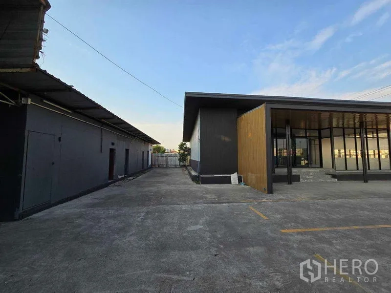 带办公室的家 出租在Prawet, Bangkok - 主楼与配套建筑之间的宽阔院落。