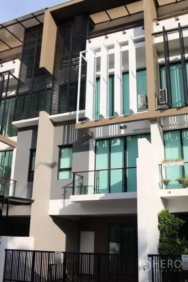 ทาวน์เฮาส์ ให้เช่าในKhlong Toei, Bangkok - ด้านหน้าทาวน์เฮ้าส์สไตล์โมเดิร์น 3 ชั้น พร้อมระเบียงกระจกและกันสาดแนวตั้ง