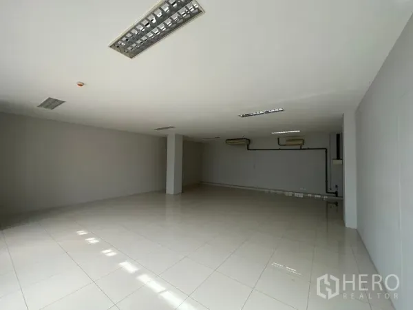 พื้นที่ขายปลีก ให้เช่าในBang Phli, Samut Prakan - ชั้นค้าปลีกกว้างขวาง พร้อมไฟฝ้าและเครื่องปรับอากาศติดผนัง