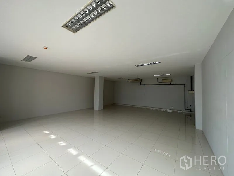 พื้นที่ขายปลีก ให้เช่าในBang Phli, Samut Prakan - ชั้นค้าปลีกกว้างขวาง พร้อมไฟฝ้าและเครื่องปรับอากาศติดผนัง