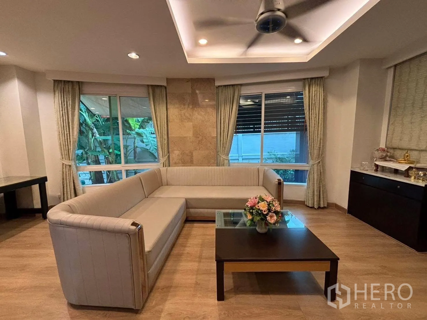 独立式住宅 出租在Bang Kapi, Bangkok - 温馨休闲区，吊扇、转角窗与茶几