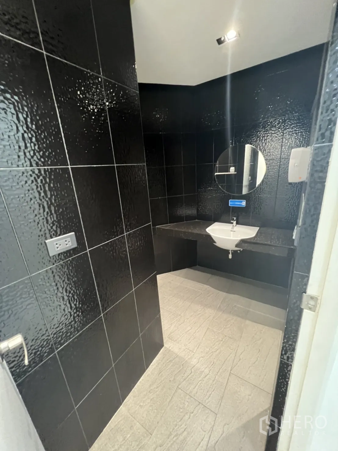 พื้นที่ขายปลีก ให้เช่าในSathon, Bangkok - ห้องน้ำผนังกระเบื้องดำพื้นผิวหยาบ กระจกกลม และพื้นสีอ่อน