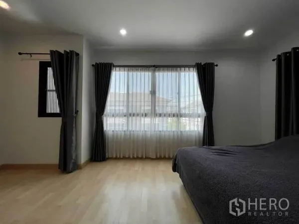 ทาวน์เฮาส์ ขายในWang Thonglang, Bangkok - ห้องนอนกว้างหน้าต่างบานใหญ่ ผ้าม่านทึบและโปร่ง พื้นไม้โทนอ่อน ไฟฝังฝ้า