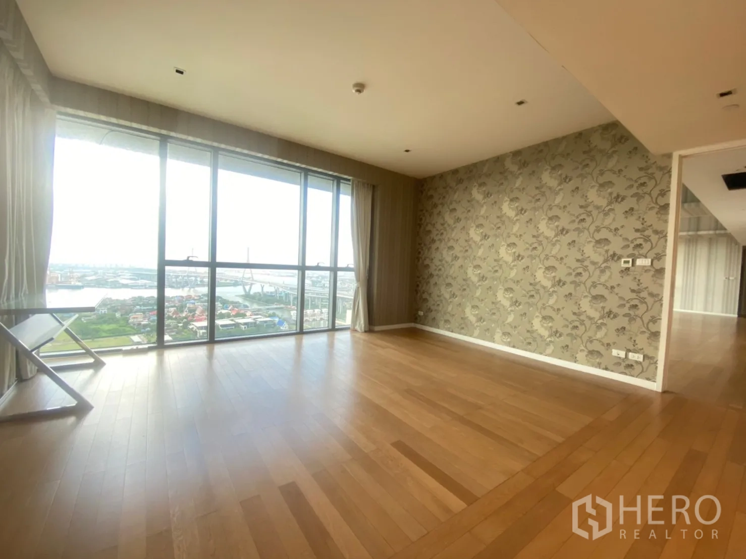 คอนโด ขายในYan Nawa, Bangkok - ห้องนอนใหญ่ผนังตกแต่งพร้อมกระจกบานกว้างมองเห็นวิวแม่น้ำที่เดอะ ปาโน