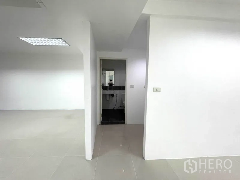 สำนักงาน ให้เช่าในKhlong Toei, Bangkok - ทางเข้าห้องน้ำจากโถงสำนักงาน พร้อมผนังกั้นสีขาว