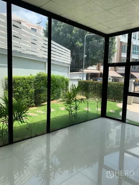 สำนักงานที่บ้าน ให้เช่าในPhra Pradaeng, Samut Prakan - ห้องกระจกมองเห็นสนามหญ้าและแนวพุ่ม เหมาะเป็นรีเซ็พชั่นหรือโชว์รูม