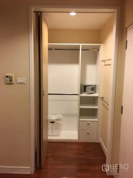คอนโด ให้เช่าในKhlong Toei, Bangkok - วอล์กอินคลอเซ็ตบิลท์อินพร้อมชั้นวาง ราวแขวน และตู้เซฟ