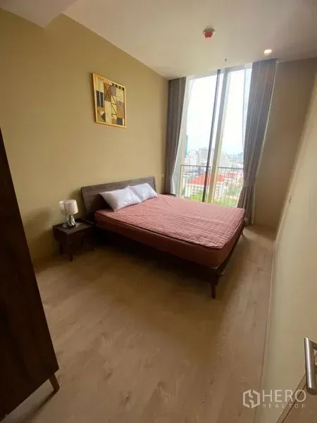 คอนโด ให้เช่าในWatthana, Bangkok - ห้องนอนสว่าง เตียงคู่ พื้นไม้ และกระจกเต็มบาน