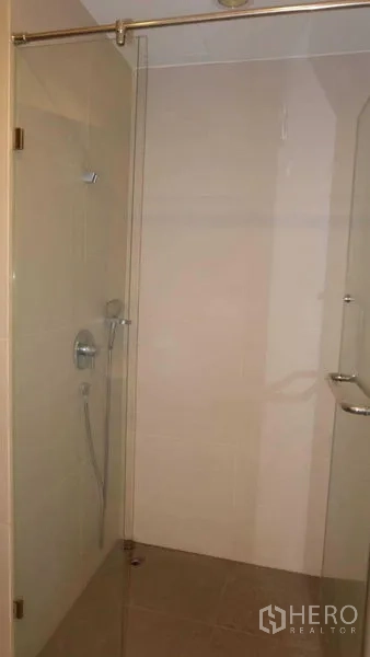 คอนโด ให้เช่าในPhaya Thai, Bangkok - ตู้ฝักบัวกระจกพร้อมชุดฝักบัวโครเมียม