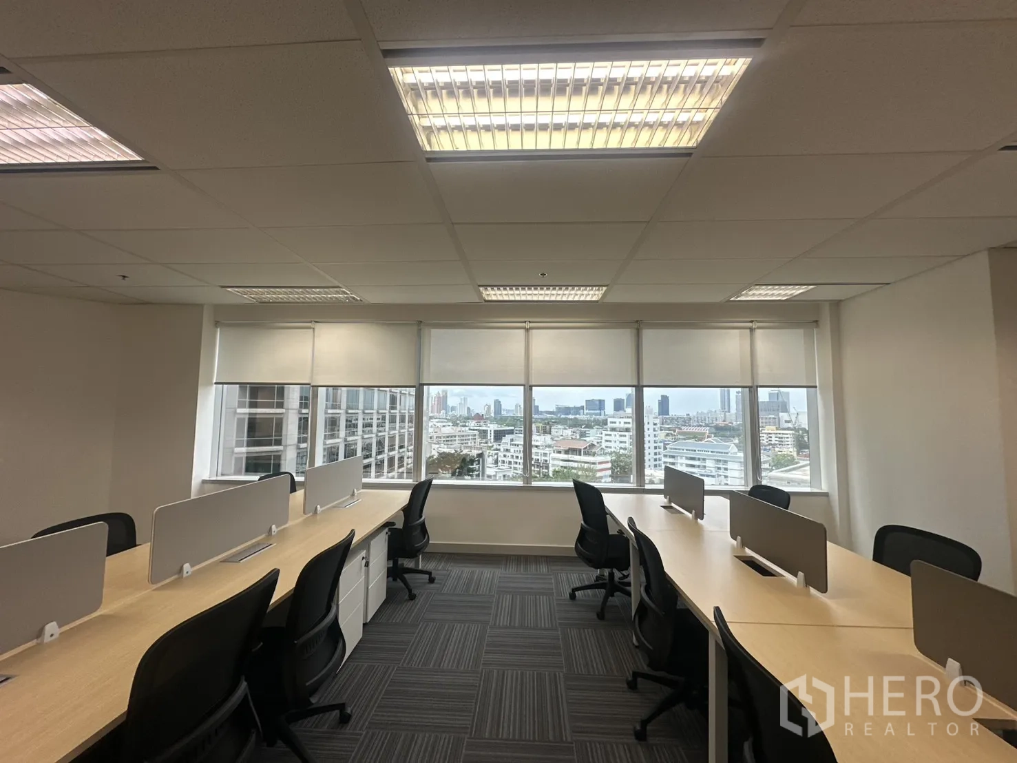 办公室 for rent in Pathum Wan, Bangkok - 开放式工区，成排工位面向宽大的窗户，远眺天际线。