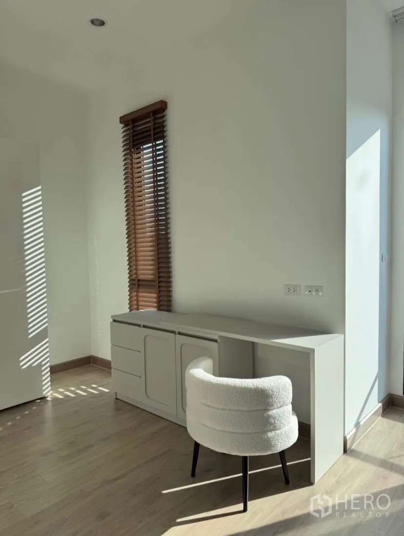 Detached House for rent in Samut Prakan - Sunlit corner room set as a study with desk, cabinet and blinds.