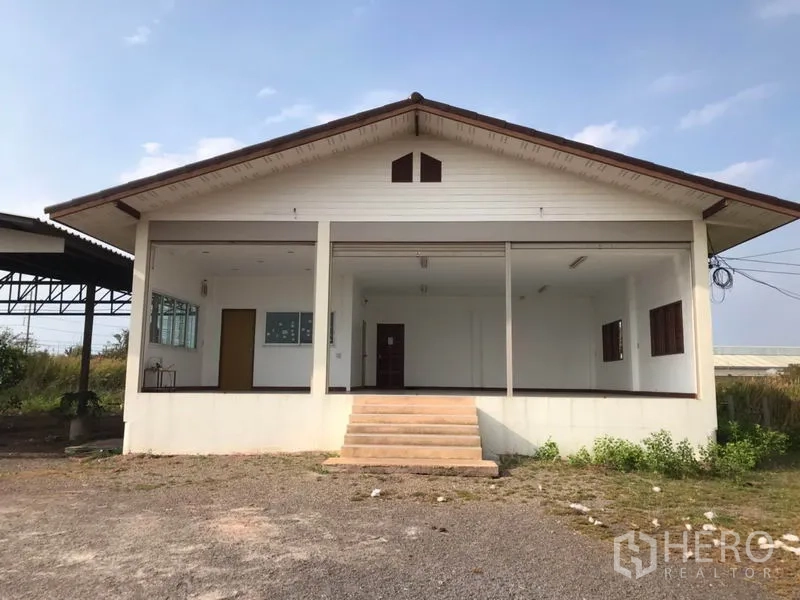 Land for sale in Mueang Samut Sakhon, Samut Sakhon - Front view of a raised single‑storey office with covered terrace and steps.