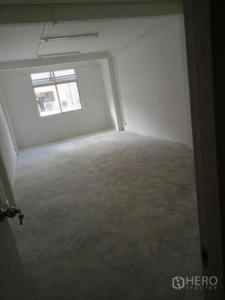 อาคารพาณิชย์ ให้เช่าในWatthana, Bangkok - ห้องสว่างพร้อมหน้าต่างบานใหญ่ด้านหน้า ผนังขาว พื้นคอนกรีตดิบ