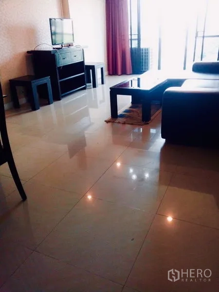 คอนโด ขายในWatthana, Bangkok - ห้องนั่งเล่นกว้าง พื้นกระเบื้องเงา รับแสงจากระเบียง