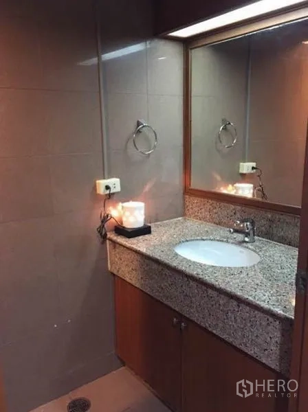 คอนโด ให้เช่าหรือขายในWatthana, Bangkok - ห้องน้ำที่สองเคาน์เตอร์หิน กระจก และผนังกระเบื้อง